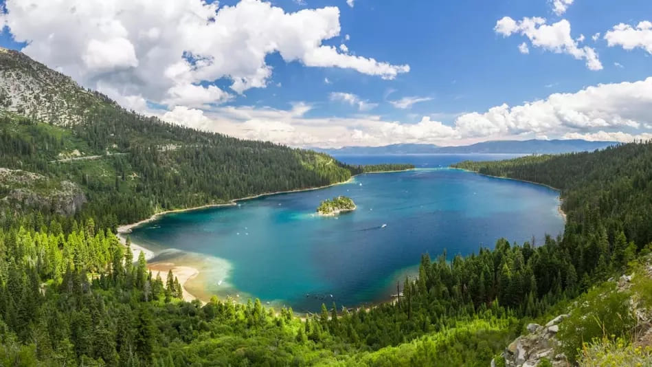 Lac Tahoe et montagnes
            en arrière-plan
