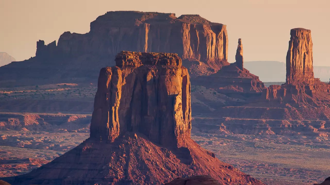 Buttes rouges de
            Monument Valley au lever du soleil