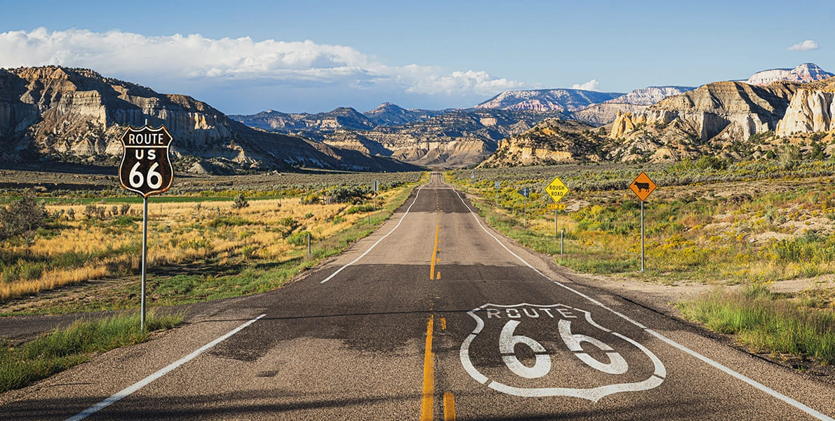 Route 66 avec
            enseignes rétro et motels