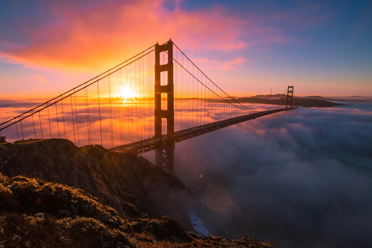 Golden Gate Bridge
            dans la brume