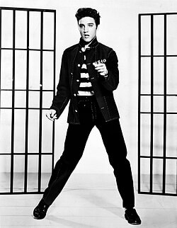 Elvis Presley en 1957 dans le film Le Rock du bagne