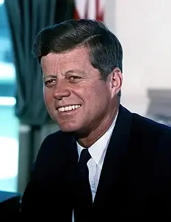 Photographie de John F. Kennedy dans la Maison Blanche
