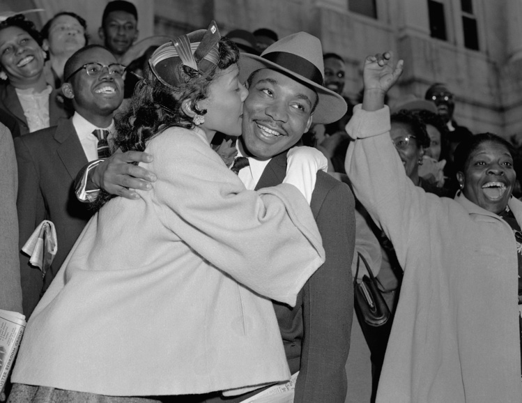 photo de Coretta Scott King qui embrasse Martin Luther King