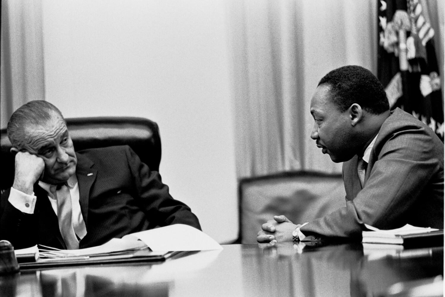 Le président Lyndon B. Johnson rencontre Martin Luther King dans la salle du cabinet de la Maison-Blanche en 1966.