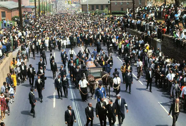 Photo du cercueil de Martin Luther King entouré de milliers de personnes